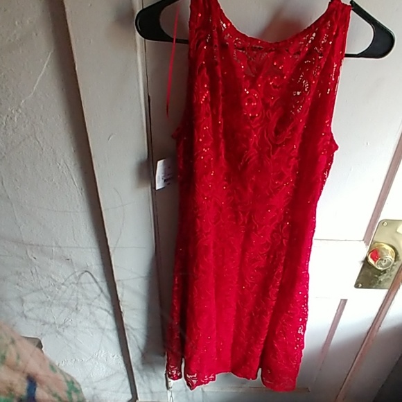 Red lace sequence dress - Picture 4 of 7